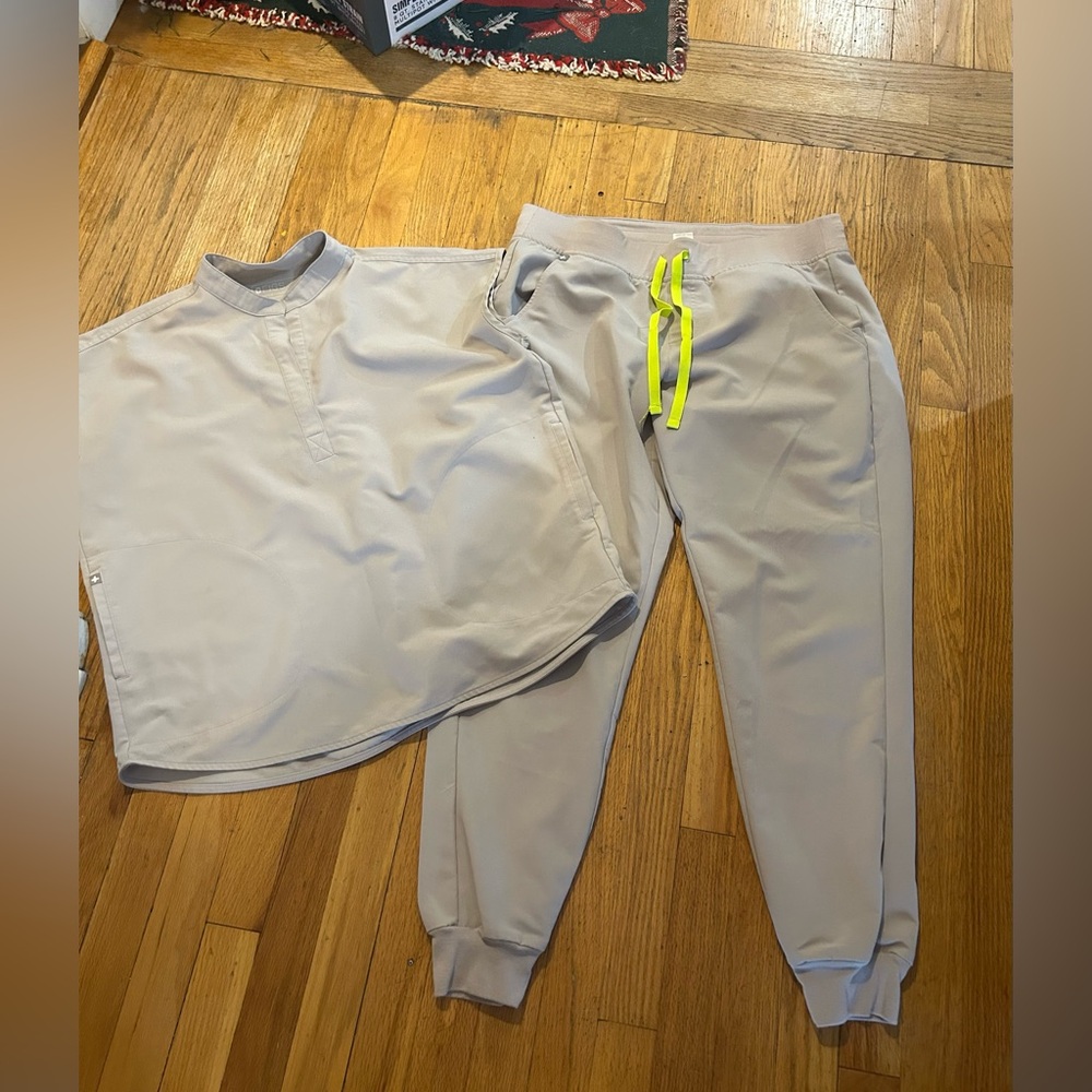 Like new Figs scrub set size M/L!